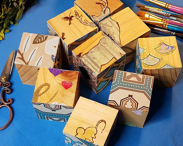 DIY Geschenkidee für Kinder die du selber machen kannst. Bastel und male aus Holzwürfeln ein sechsseitiges Puzzle. Selbstgemachte Geschenke für Weihnachten und den Geburtstag sind einfach am schönsten. #geschenkidee #weihnachten #geschenkbasteln #geschenkmalen #löten #gravieren