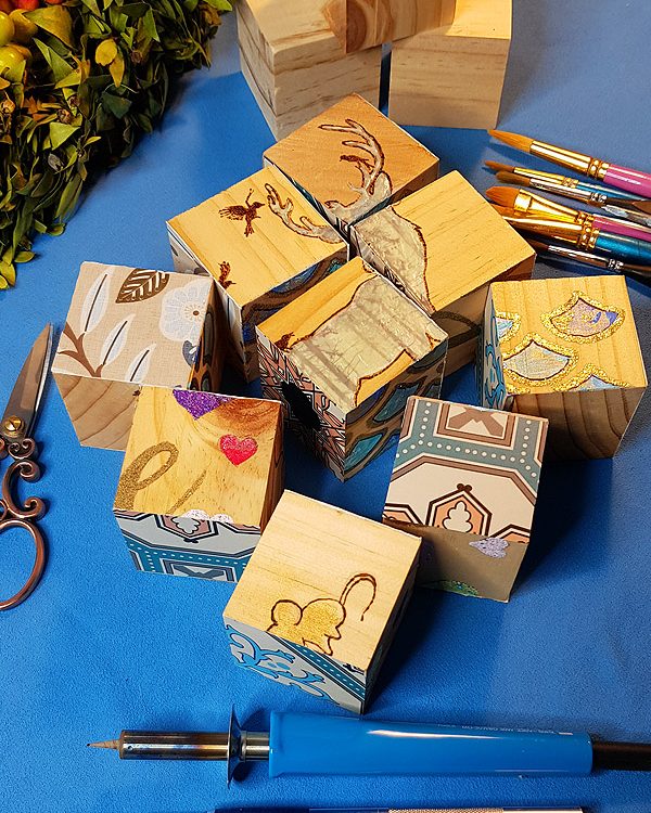 DIY Geschenkidee für Kinder die du selber machen kannst. Bastel und male aus Holzwürfeln ein sechsseitiges Puzzle. Selbstgemachte Geschenke für Weihnachten und den Geburtstag sind einfach am schönsten. #geschenkidee #weihnachten #geschenkbasteln #geschenkmalen #löten #gravieren