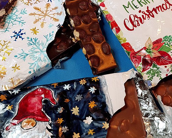 Deko DIY mit malen: Geschenkpapier für Schokolade selbermachen. Ich zeige dir eine wunderschöne Idee um Schokolade individuell zu verpacken. Eine schöne Dekoidee für dein Weihnachtsgeschenk zum Selbermachen. Auch als selbstgemachtes Geschenk für Geburtstage schön abzuwandeln. Mit weihnachtlichen Motiven für den Advent und den Winter. #geschenkpapier #schokolade #selbermachen #bastelidee #weihnachten #advent #malen