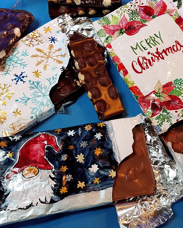 Deko DIY mit malen: Geschenkpapier für Schokolade selbermachen. Ich zeige dir eine wunderschöne Idee um Schokolade individuell zu verpacken. Eine schöne Dekoidee für dein Weihnachtsgeschenk zum Selbermachen. Auch als selbstgemachtes Geschenk für Geburtstage schön abzuwandeln. Mit weihnachtlichen Motiven für den Advent und den Winter. #geschenkpapier #schokolade #selbermachen #bastelidee #weihnachten #advent #malen