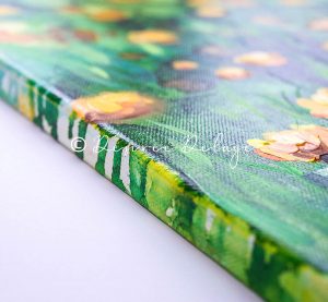 Mixed-Media-Bild aus Alkoholtinte und Acryl in grober Malerei mit dickem Auftrag. Gelbe Gänseblümchen auf grüner Wiese.